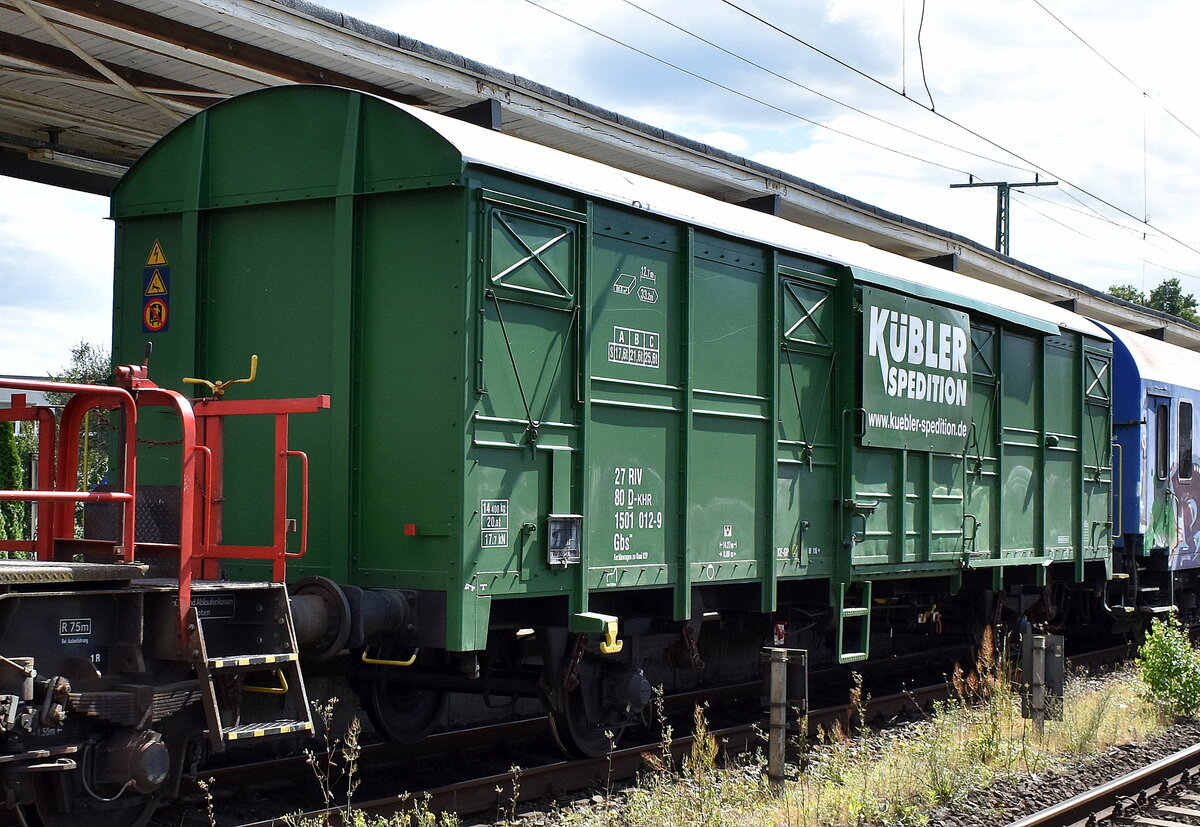 Ein gedeckter Güterwagen der Kübler Heavy Rail GmbH mit der Nr. 27 RIV 80 D-KHR 1501 012-9 Gbs, Aufschrift: Gerätewagen zu Uaai 839 am 08.07.24 Höhe Bahnhof Magdeburg-Neustadt. 