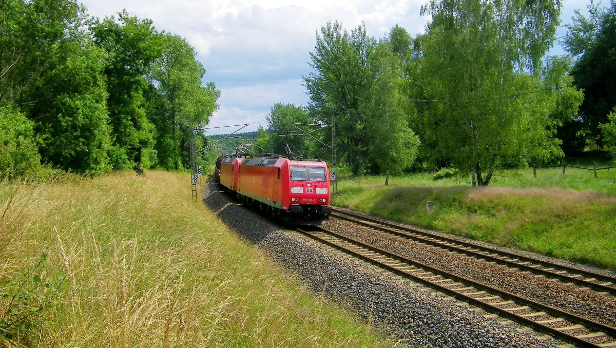 ein Güterzug-Umleiter mit dem Doppel 185 180-7/145 068 erreicht gleich Freiberg (Sachsen), 27.06.2014