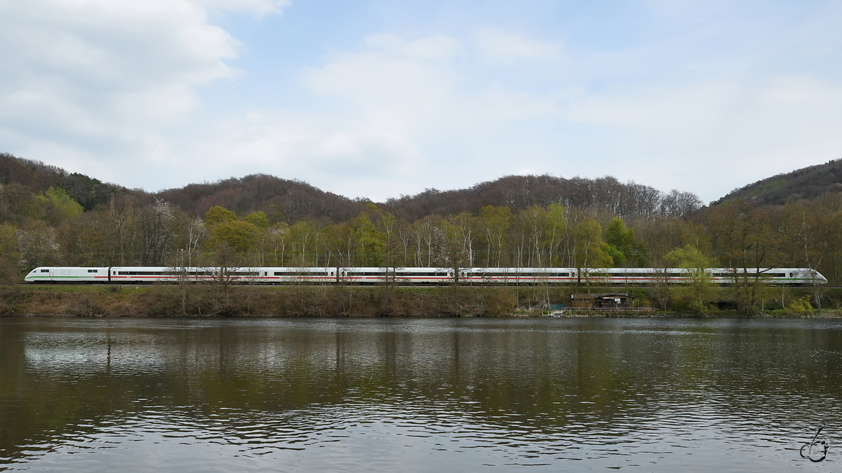 Ein ICE 2 (808 013  Nauen ) fährt gerade an der Ruhr entlang, so gesehen Mitte April 2021 in Witten-Bommern.