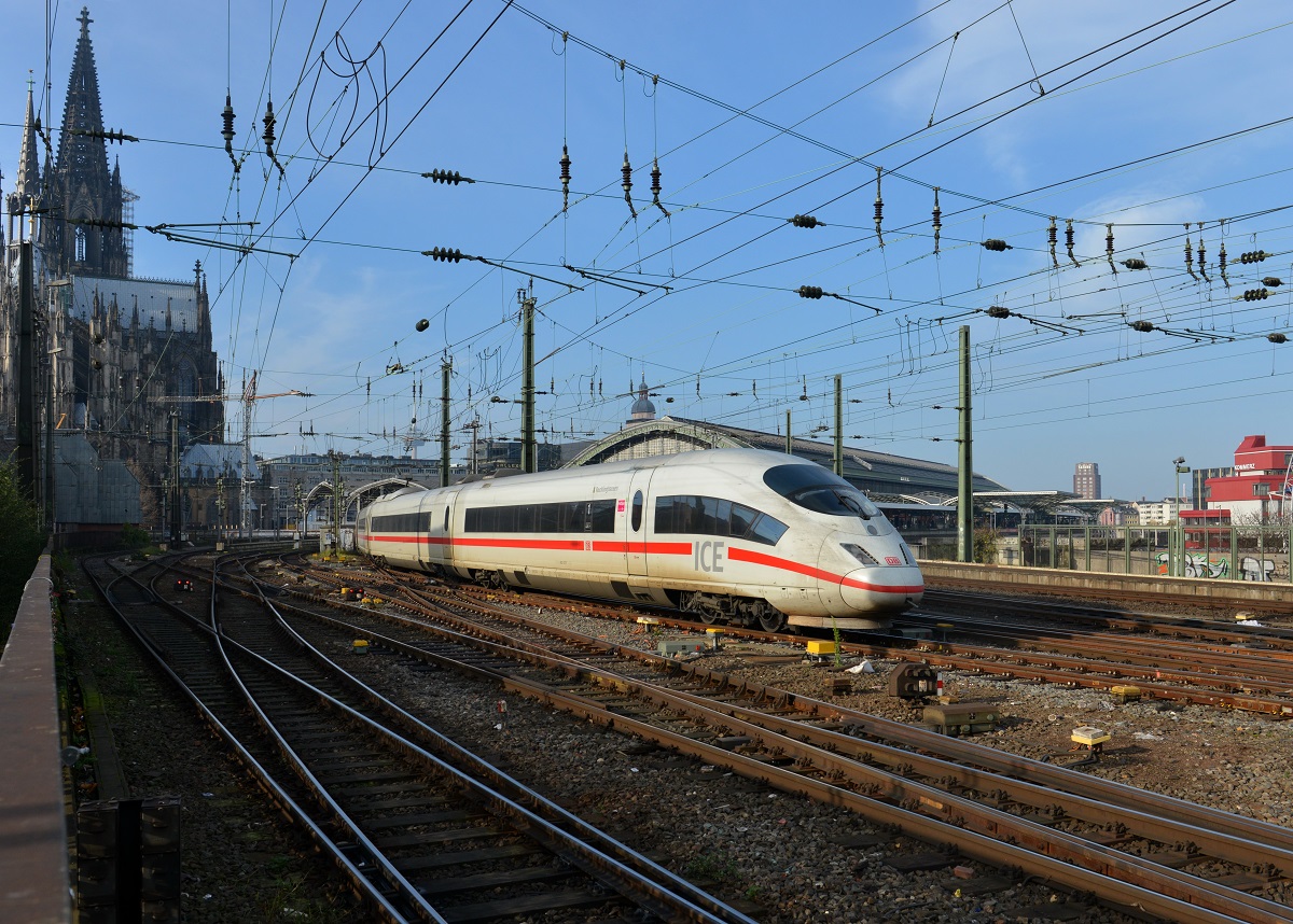 Ein ICE 3 am 22.11.2014 in Köln Hbf. 