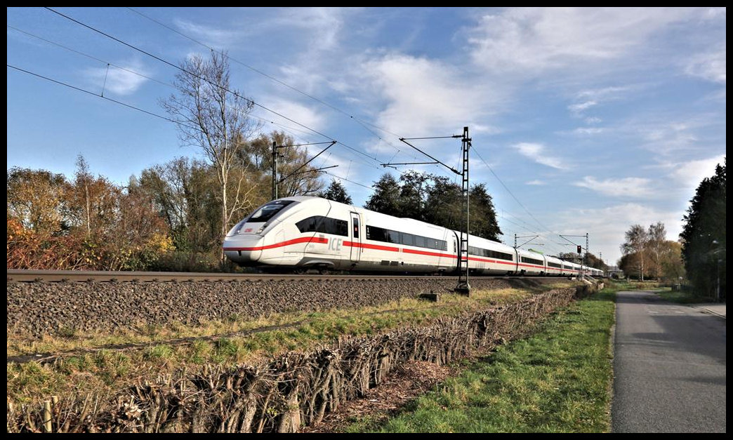 Ein ICE 4 ist hier am 10.11.2021 um 12.50 Uhr auf der Rollbahn in Hasbergen nach München unterwegs. 