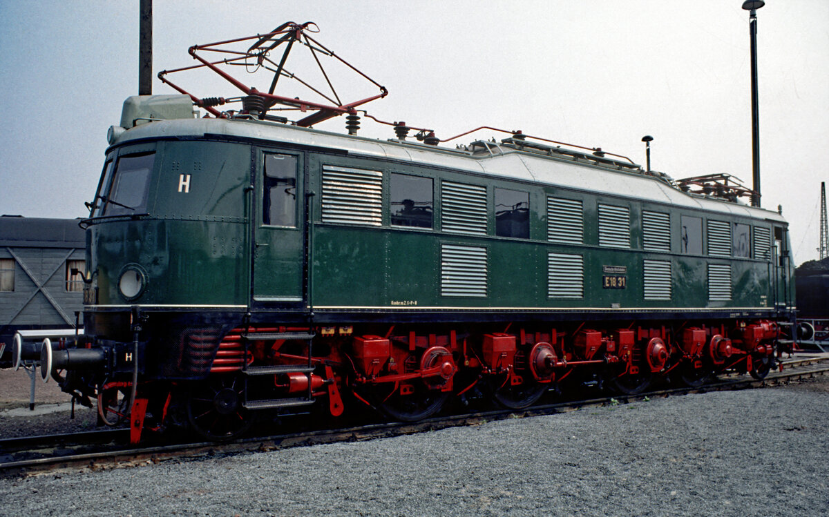 Ein Jahr nach der Fahrzeugausstellung in Leipzig fand eine ähnliche Ausstellung auf dem Gelände des Bw. Magdeburg Hbf. statt. Die Aufnahme der E 18 31 vom 28.08.1990 zweigt diese Museumslok an diesem Ort.