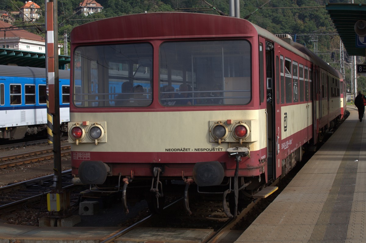 Ein in die Jahre gekommener Beiwagen der klassischen Brotbüchse, hier als Fahrradwagen umgbaut (auf einer Seite die Sitze entfernt), als Verstärkerwaggen am
 OS 6654 10:15 Uhr ab Decin nach Rumburk. 29.08.2015  10:11 Uhr.