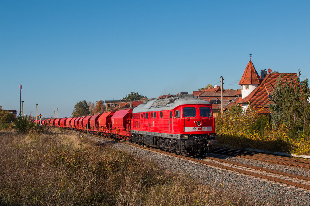 Ein Klassiker aus Sachsen-Anhalt: die Salzzüge mit Ludmilla zwischen Baalberge und Köthen. Am 25.10.2024 beschleunigt 232 489-5 ihren Zug aus dem Bahnhof. Viel später hätte er nicht fahren dürfen, ein bisschen Frontschatten ist schon zu sehen. Mit der Zeitumstellung hatte sich diese Stelle bis zum Frühling erst einmal erledigt. 