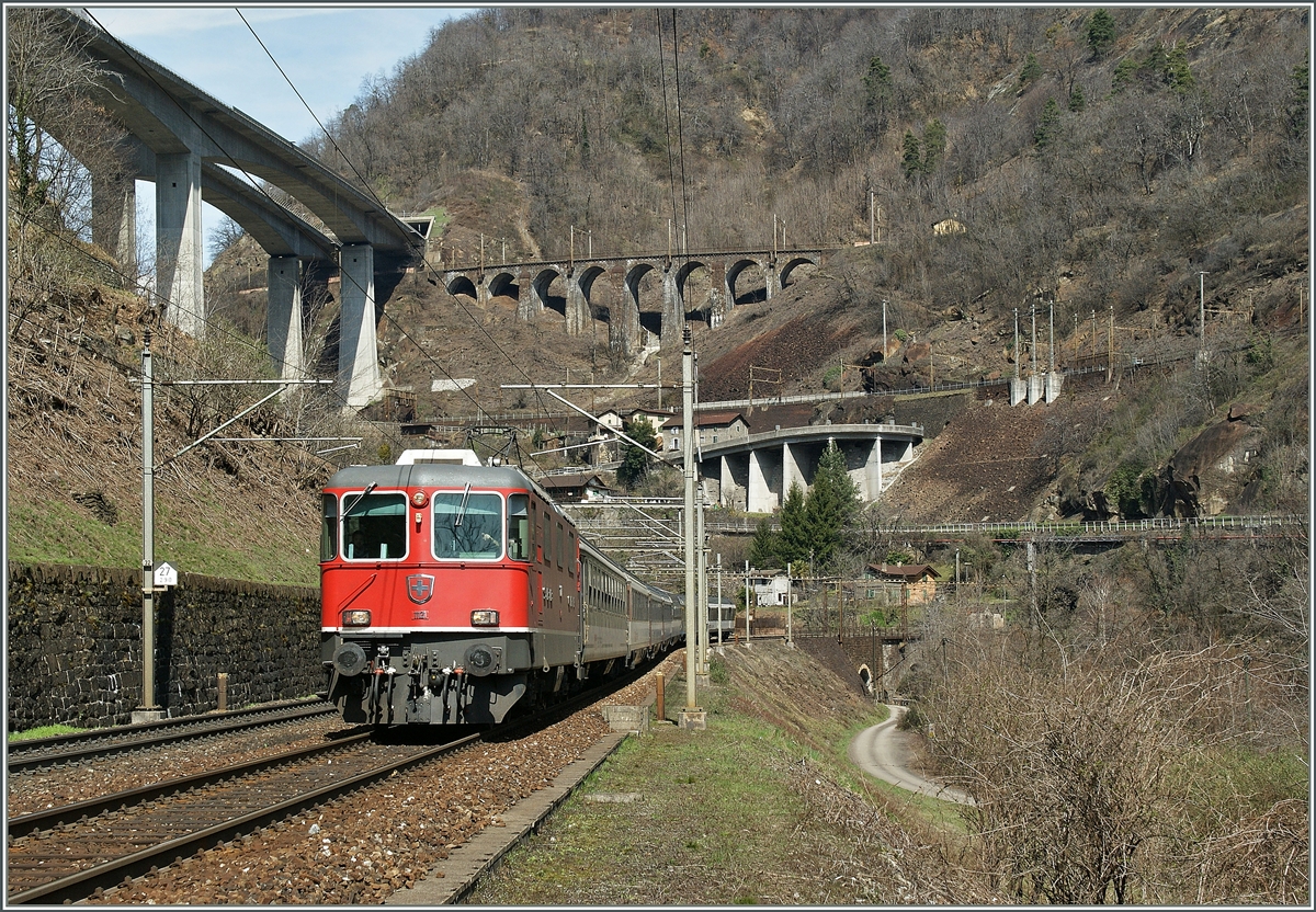 Ein klassischer Gotthard IR auf der Fahrt nach Locarno auf der untersten Stufe der Biaschina.
3. April 2013