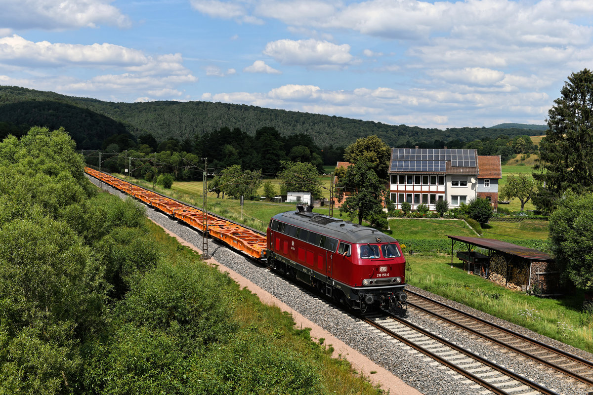 Ein klassischer Leerzug-Schaden - dennoch nicht uninteressant: Am 18. Juli 2020 konnte ich bei Meisenbach im osthessischen Haunetal eine Überführung von fabrikneuen Intermodalwagen für das Schweizer Unternehmen Wascosa fotografieren. Ziel des Zuges war Ludwigshafen. Als Zuglok kam die 218 155 der NeSA zum Einsatz. Der wieder purpurrot lackierte Bundesbahnklassiker ist aus meiner Sicht einer der Anwärter für den Titel schönste im Einsatz stehende Lok der Baureihe, allerdings steht die Diesellok etwas im Schatten ihrer ozeanblau-beigen Schwestern, die durch ihre Einsätze im Personenverkehr auf der Marschbahn und im Allgäu einfach präsenter sind.