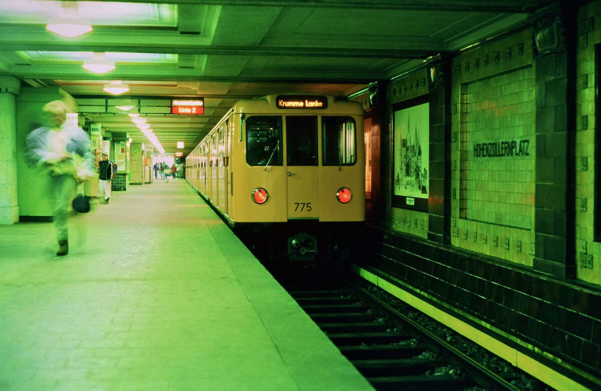 Ein kleiner Eindruck von der Berliner U-Bahn (Hohenzollernplatz) vor der Wende vom Februar 1988. 
