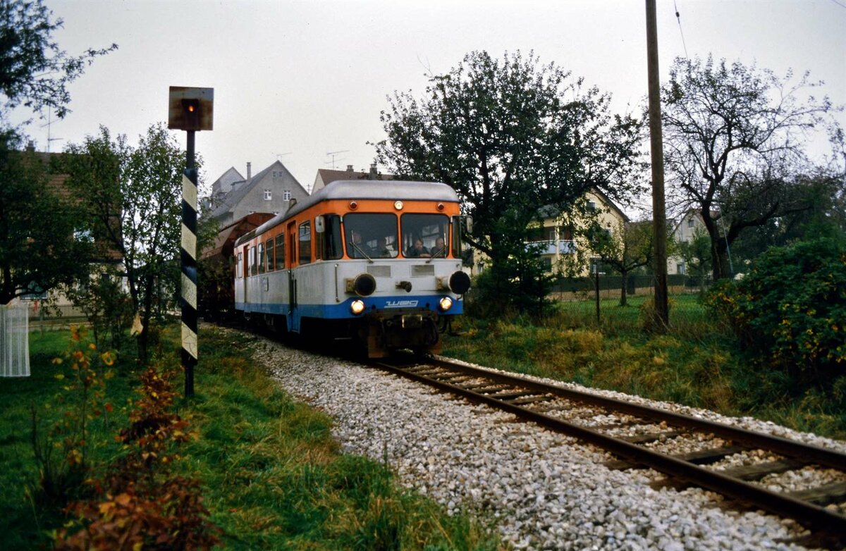 Ein kleiner Zug der WEG-Nebenbahn Amstetten-Laichingen mit Schienenbus T 31 
Datum: 02.11.1984