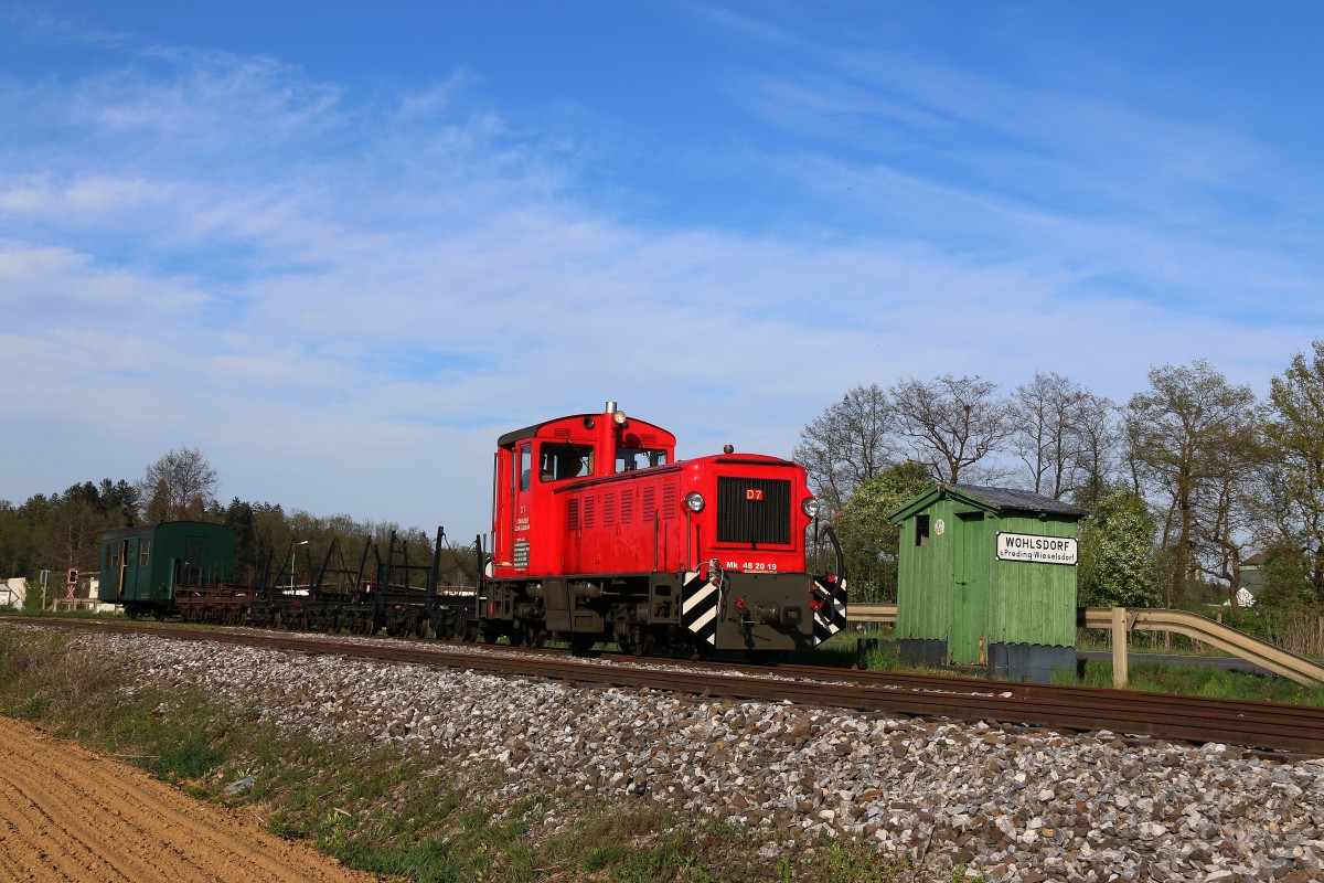 Ein Leere Holzzug wartet nun in der Ladestelle Wohlsdorf auf seine Beladung. 22.04.2015  mit MK48.2019