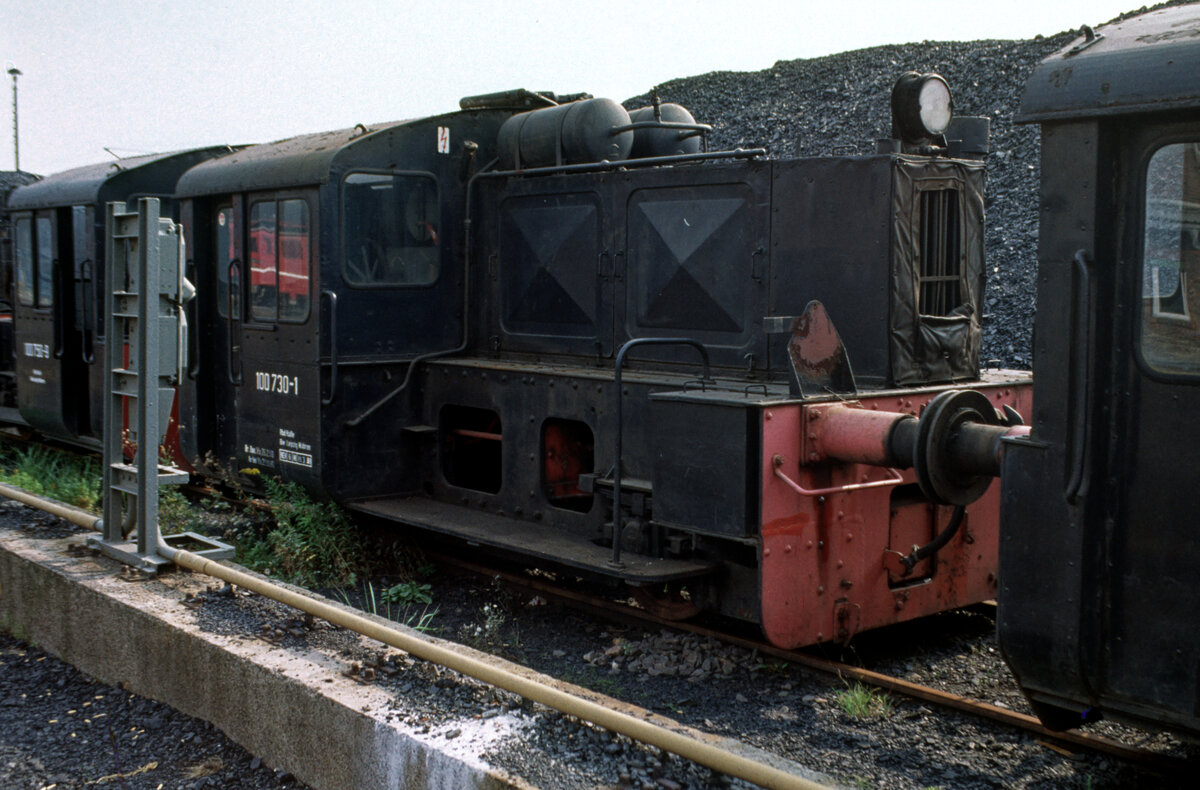 Ein mächtiger Kohlevorrat lagert hinter der am 19.09.1991 im Bw. Leipzig-Wahren aufgenommenen 100 730.