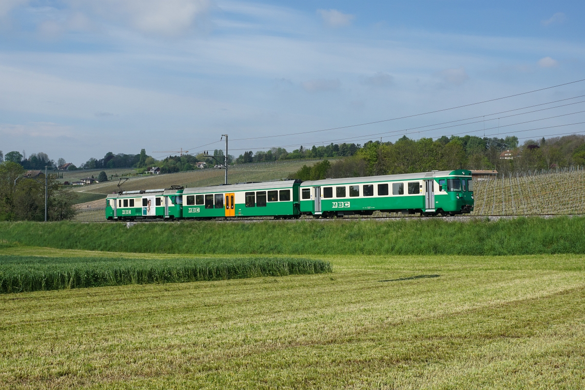 Ein MBC-Pendelzug mit dem führenden Bt 53 erreicht in Kürze Vufflens-le-Château (29.04.2015).