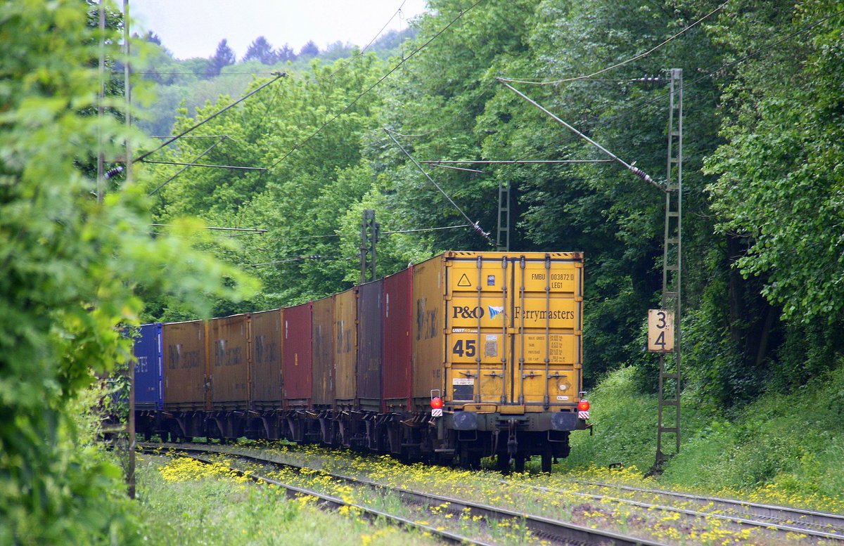 Ein Nachschuss auf ein Containerzug aus Milano(I) nach Zeebrugge-Ramskapelle(B).
Aufgenommen an der Montzenroute am Gemmenicher-Weg.
Bei Sonne und Regenwolken am Nachmittag vom 20.5.2016.