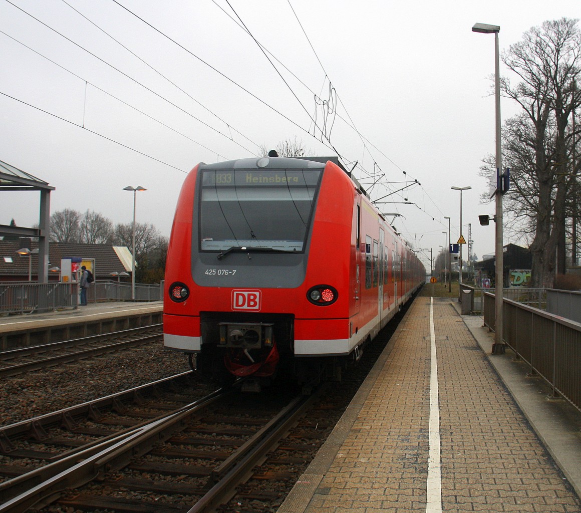 Ein Nachschuss von der Rhein Niers Bahn (RB33) aus Aachen-Hbf nach Heinsberg-Rheinland-Duisburg-Hbf und hilt in Kohlscheid und fährt in Richtung Herzogenrath,Mönchengladbach. 
Aufgenommen von Bahnsteig 1 in Kohlscheid.
Bei Nieselregen am Kalten Nachmittag vom 15.3.2016.