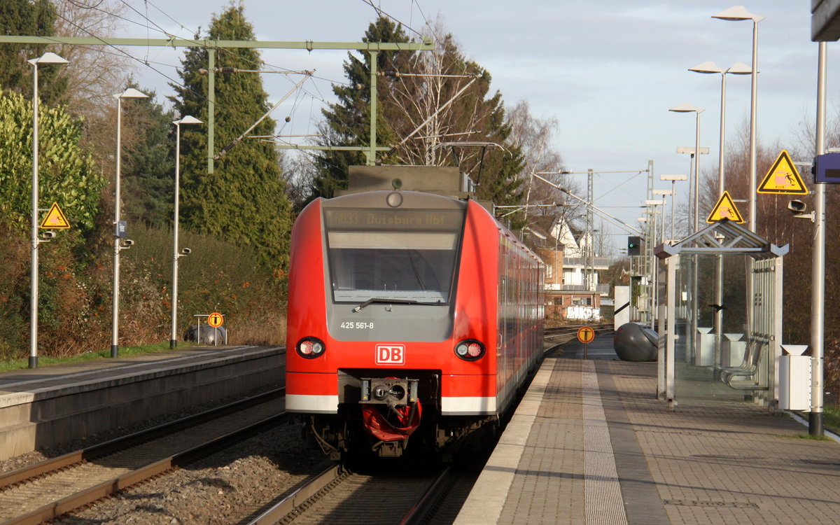 Ein Nachschuss von der Rhein Niers Bahn RB33 und kamm aus Aachen-Hbf nach Duisburg-Hbf und kommt aus Richtung Aachen-Hbf,Aachen-Schanz,Aachen-West,Laurensberg,Richterich,Kohlscheid,Herzogenrath,Palenberg,Zweibrüggen,Frelenberg,Geilenkirchen,Süggerrath,Lindern,Brachelen,Hückelhoven-Baal,Baal und hält in Erkelenz und fuhr dann weiter in Richtung Herrath,Beckrath,Wickrath,Rheydt-Hbf,Mönchengladbach-Hbf. 
Aufgenommen vom Bahnsteig 2 in Erkelenz. 
Bei Schöem Sonnenschein am Mittag vom 23.12.2016.