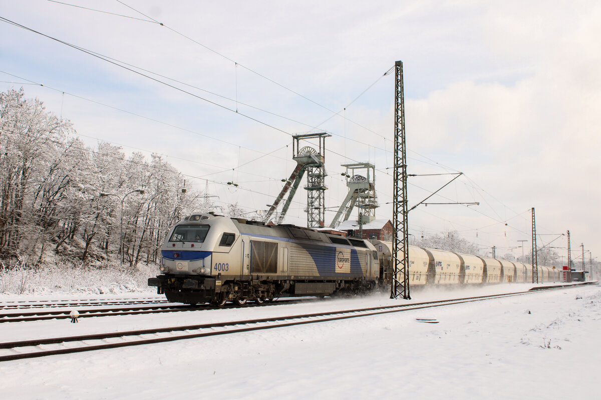 Ein Notschuss, der mir dennoch gut gefällt, ist dieses Bild. Es zeigt Europorte 4003 mit einem Kalkzug am 21. Januar 2023 in Luisenthal.