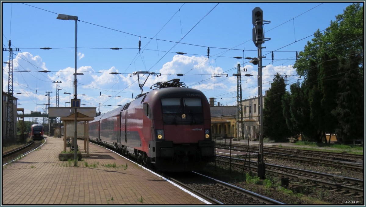 Ein Railjet der ÖBB bei der Durchfahrt nach Budapest.Hier zu sehen am Bahnhof von Komárom am 20.Mai 2014.