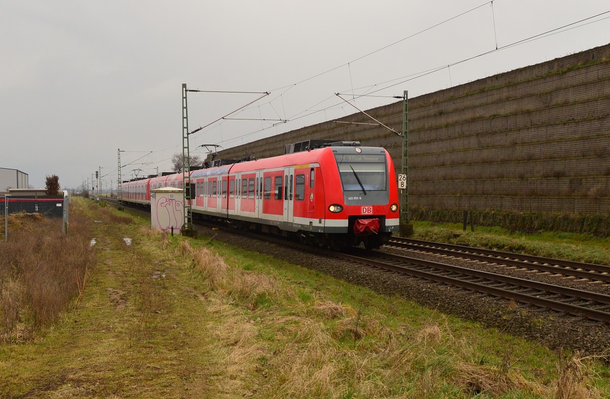 Ein S11 nach Düsseldorf Flughafenterminal nähert sich der S-Bahnstation Allerheiligen am Sonntag den 6.3.2016