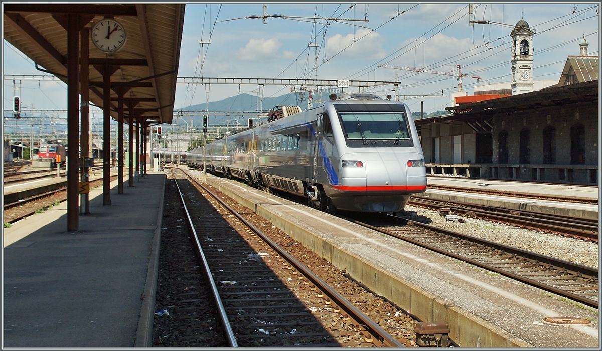 Ein SBB ETR 470 verlässt als EC Milano - Zürich den Bahnhof Chiasso.
5. Mai 2014