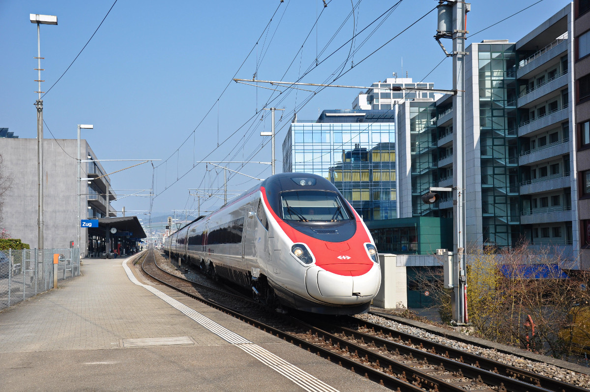 Ein SBB ETR 610 verlässt als EC Zürich-Milano soeben den Bahnhof Zug, aufgenommen am 19.03.2015. 