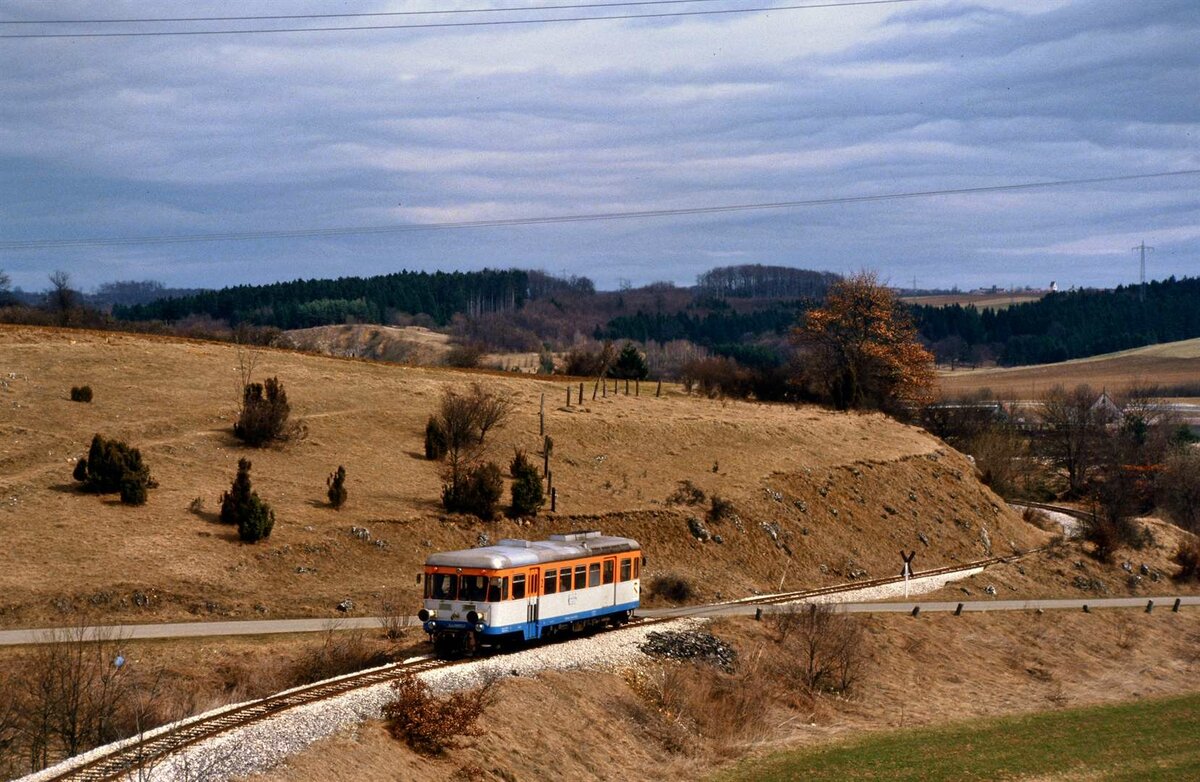 Ein Schienenbus ( T30 bzw. T31) der WEG-Nebenbahn Amstetten-Laichingen zwischen Oppingen und Amstetten  (01.04.1985)