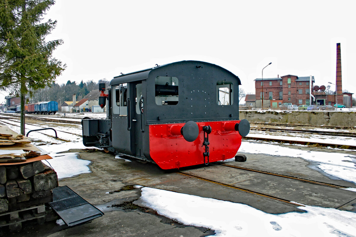  Ein schöner Rücken kann auch entzücken  - die DR-Kleinlok 100 931, ex Kö 5731, am 16.03.2006 in Putlitz.