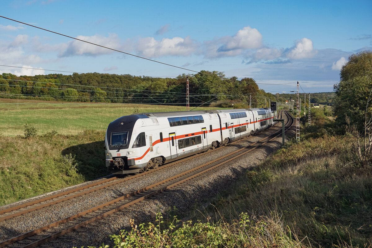 Ein Stadler Kiss, vermutlich als IC aus Chemnitz kommend, am 11.10.2024 bei Oberau in Richtung Kottewitz.