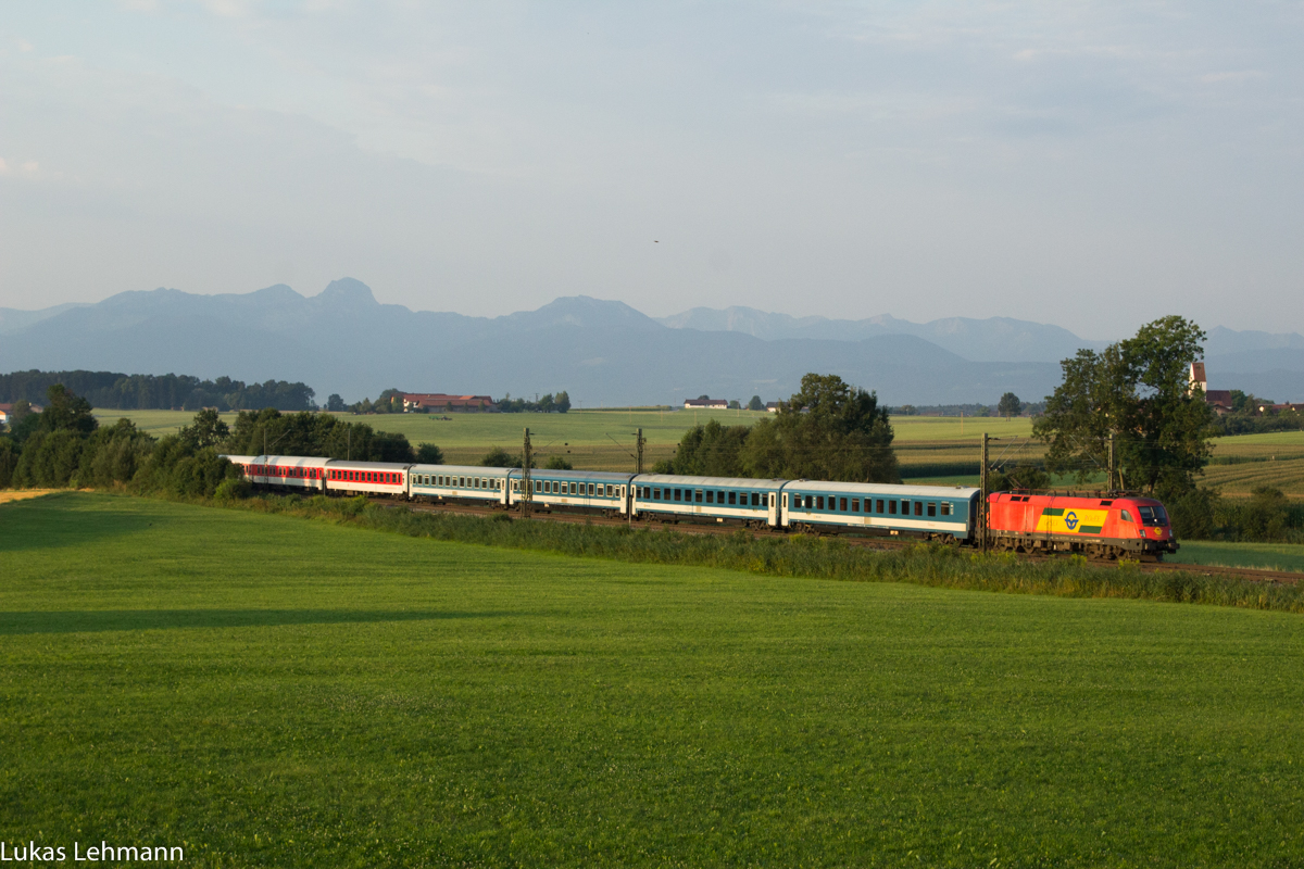 Ein Taurus zieht einen IC in Richtung München am 08.08.2015