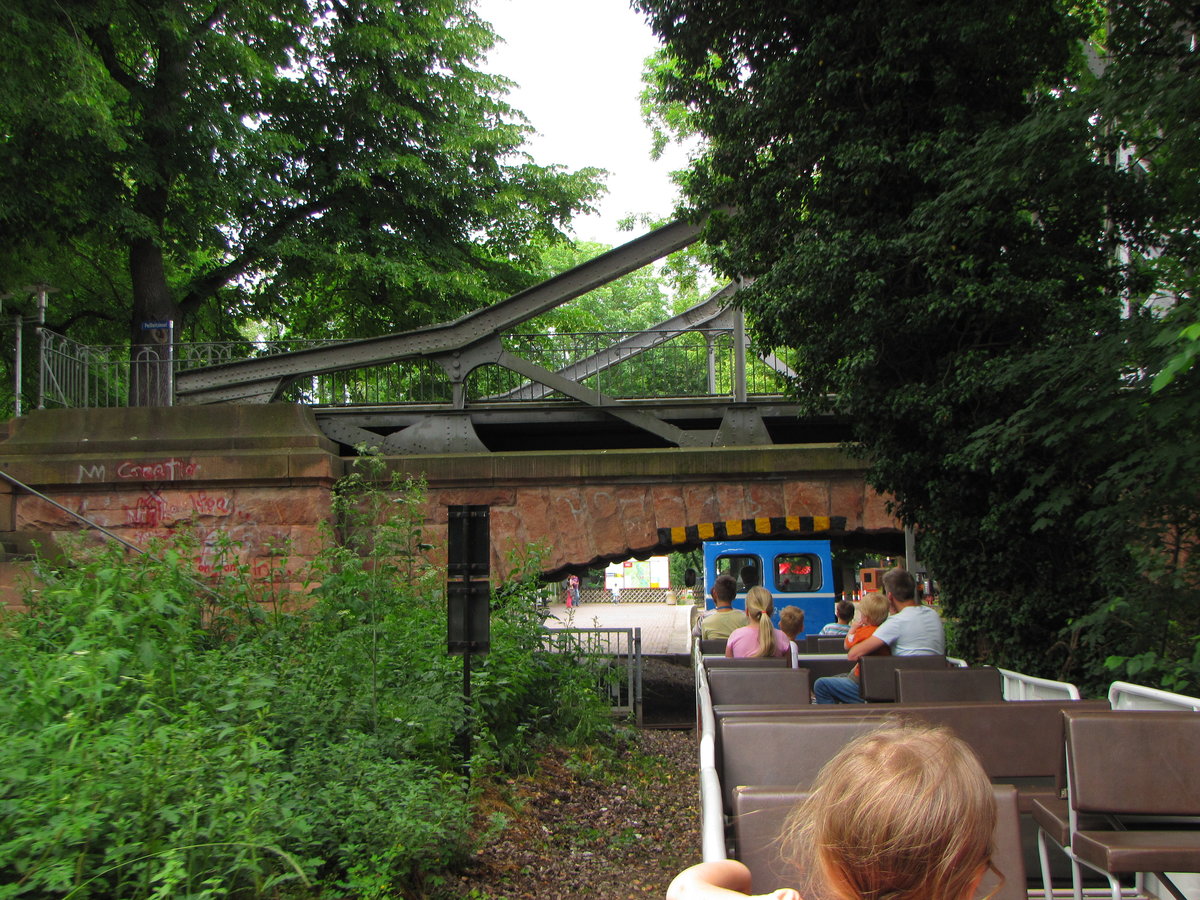 Ein Teil der Saalebrücke, kurz vor dem Hauptbahnhof der Parkeisenbahn am 15.06.2016.