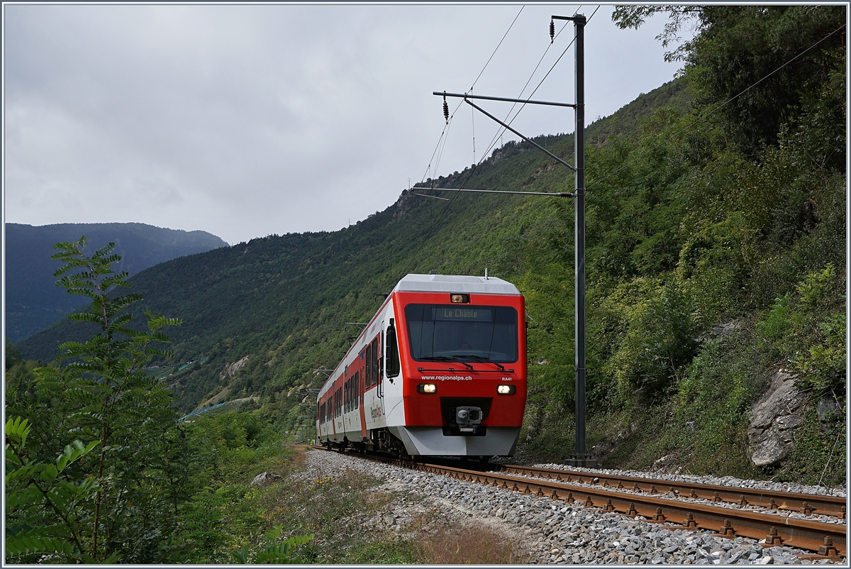 Ein TMR NINA RABe 525, unterwegs von Martigny nach Le Chable als Regionalzug 26120, zeigt sich zwischen Bovernier und Sembrancher. 
13. Sept. 2017