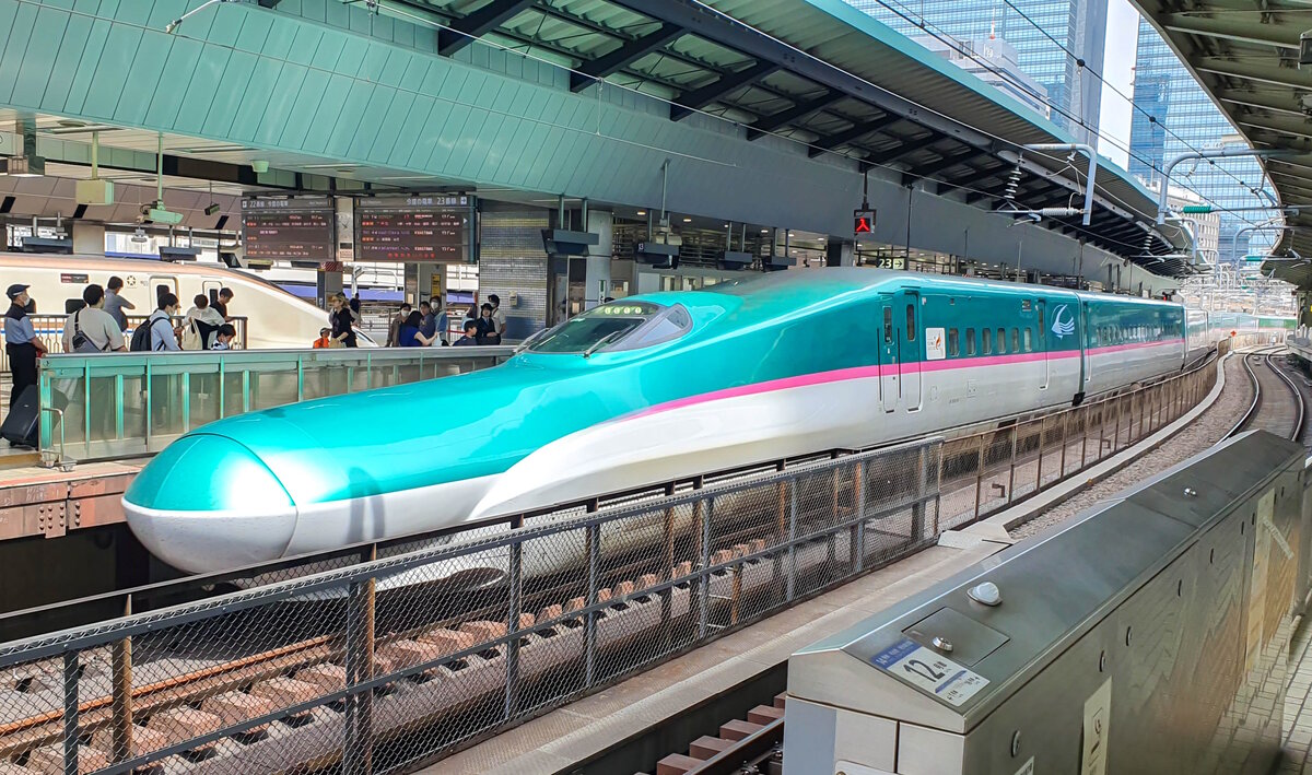 Ein Tohoku Shinkansen verlässt den Bahnhof Tokyo in Richtung Shin ...