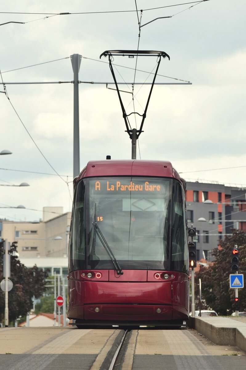 Ein Translohr Triebwagen steht an der Station St Jacques Dolet in Richtung Les Vergnes. EIn wenig sieht man unter dem Triebwagen die Gummiräder welche sonst unter dem Fahrzeug versteckt sind.

Clermond Ferrand 02.07.2024