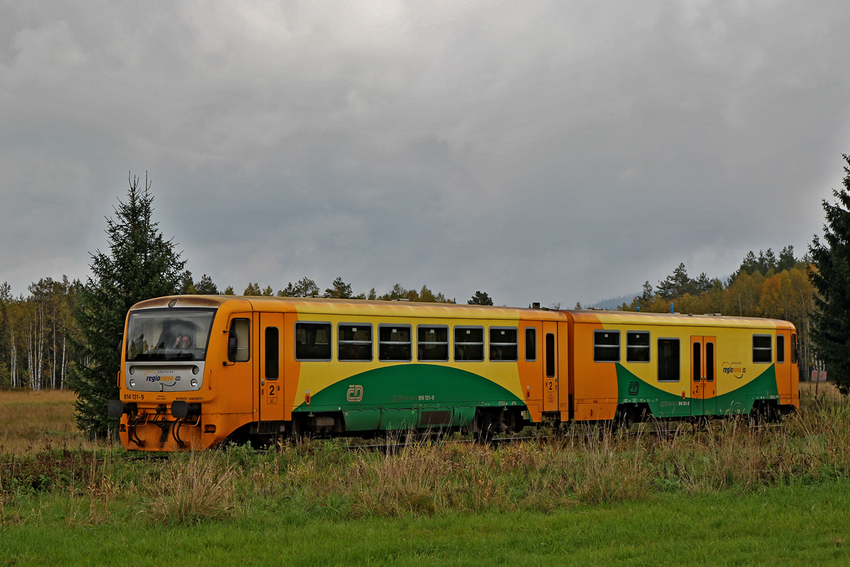 Ein Triebzugführer der eher grimmigen Art,führt am Tage des 15.Septembers 2104 seinen Regionova 812 131-9 durch den zwar wunderschönen,aber an diesem Tage grauenverhangenen Národní Park Šumava bei Dobrá vorbei.mmhhh jetzt weiss ich immer noch nicht genau wer nun da gemeint ist;das miese Wetter oder etwa doch noch Ich...;-)
Sei es wie es ist,sicherlich ergeht diesmal ein Lieber Gruss zurück...