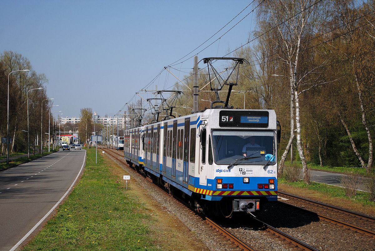 Ein vom Tw. 62 geführter Zweiwagenzug der Linie M51 erreicht die in der Mitte der Beneluxbaan gelegene Haltestelle Zonnestein. (11.04.2016)