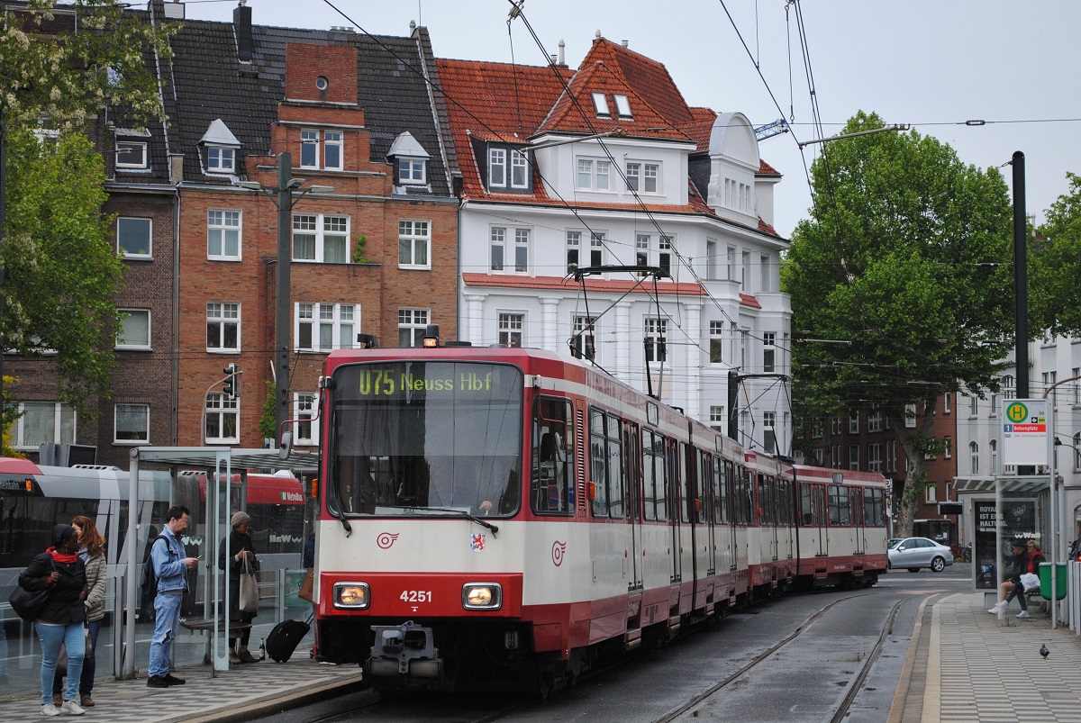 Ein vom Tw.4251 geführtes Tandem der Linie U75 bei der Einfahrt in die Haltestelle Belsenplatz. (19.05.2019)