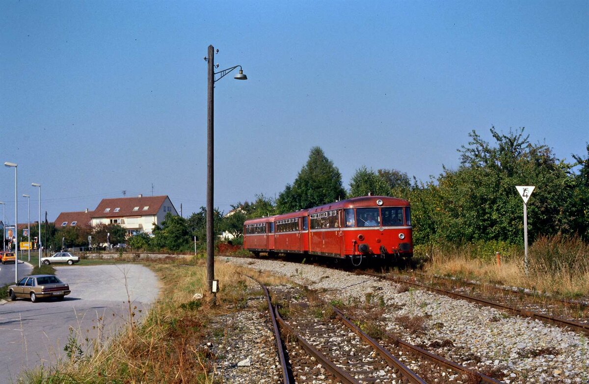 Ein Uerdinger Schienenbuszug auf dem Areal des früheren DB-Bahnhofs Leinfelden (DB-Bahnstrecke Stuttgart-Rohr - Filderstadt, nicht zu verwechseln mit der Filderbahn!). Die Bahnstrecke wurde nach und nach durch eine Stuttgarter S-Bahn ersetzt. Die Verlängerung der S-Bahn nach Neuhausen ist zur Zeit noch in Planung, hat aber nun schon begonnen (2024). Das Foto entstand am 29.9.1985. 