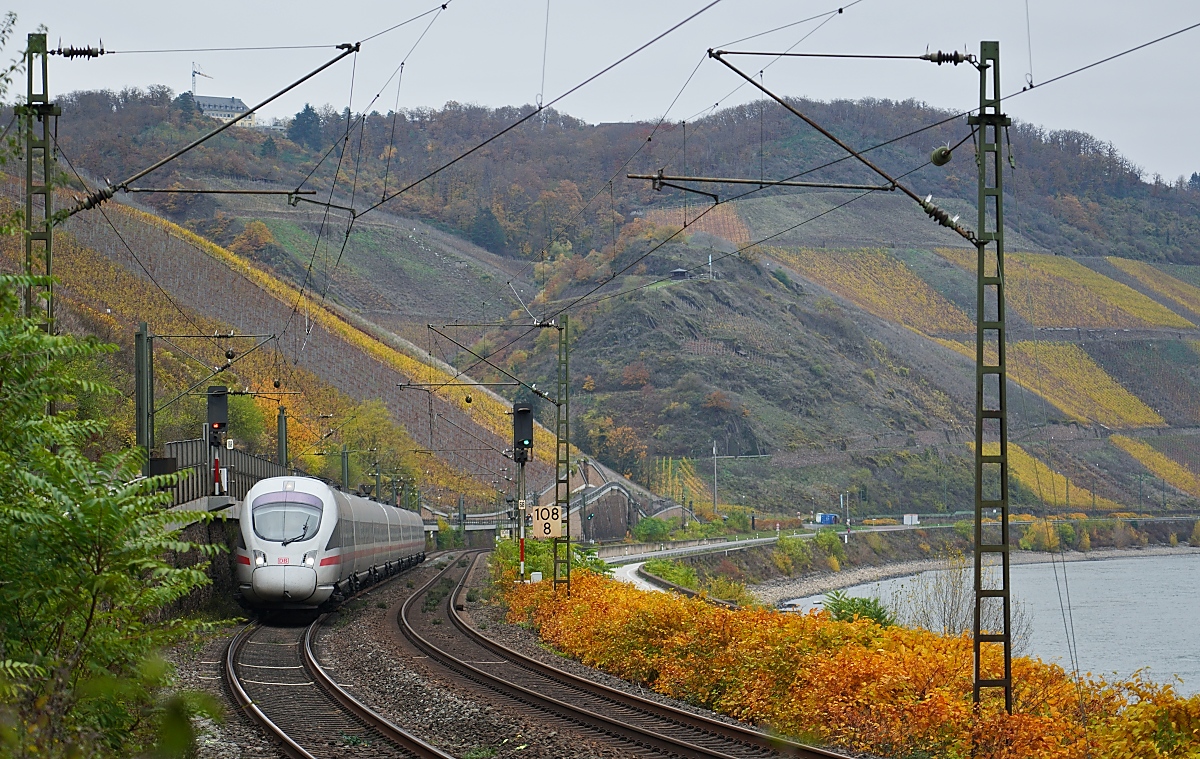 Ein unbekannter 411 fährt am 16.11.2024 entlang des Bopparder Hamms in Richtung Süden