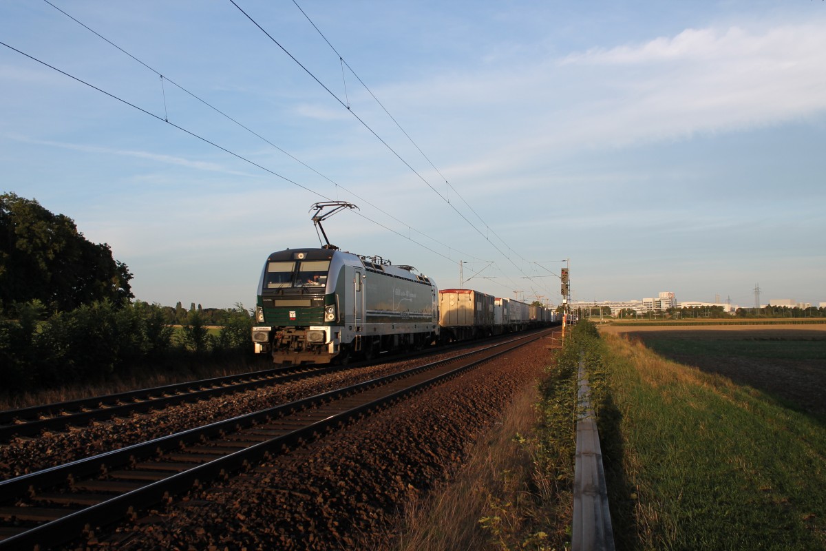 Ein Vectron von Railpool am 27.08.2015 auf dem Weg in den Sonnenuntergang kurz hinter Ingolstadt.