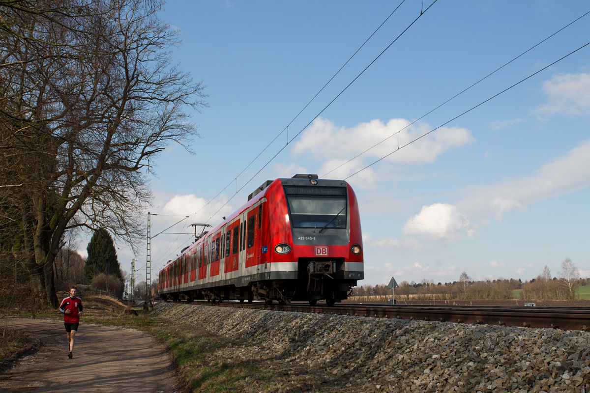 Ein Wettrennen mit der S-Bahn fand am 05.04.15 in Poing statt. Die Kontrahenten waren ein Langläufer und 423 645-1 als S2 nach Markt Schwaben.