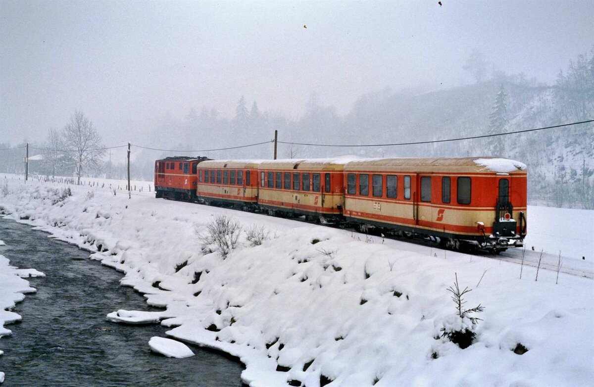 Ein winterlicher Zug der Pinzgauer Lokalbahn mit einer Lok der ÖBB-Baureihe 2095 , als sie noch eine ÖBB-Bahnlinie war.
Datum: 11.02.1986