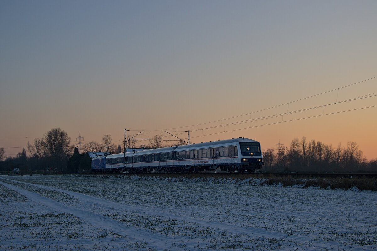 Ein Zug auf der Linie RB 37 kurz nach Sonnenuntergang zwischen Krefeld und Meerbusch (19.01.2024)