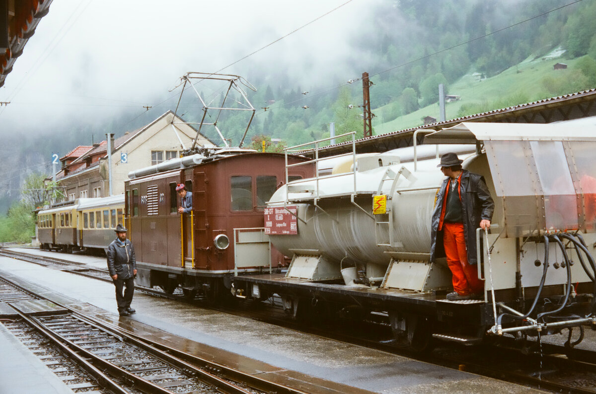 Ein Zug der BOB mit einer Ellok der Reihe HGe 3/3, wobei es der Bahnhof von Lauterbrunnen sein könnte (05.1983)