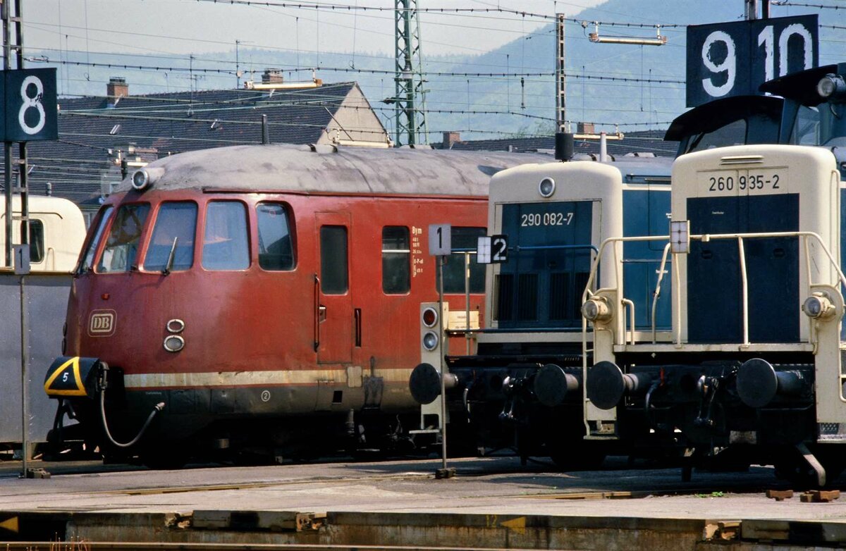 Ein Zug der DB-Baureihe 456 (zuvor ET 56) sowie die DB-Dieselloks 290 082-7 und 260 935-2 vor dem Bw Heidelberg.
Datum: 16.05.1985