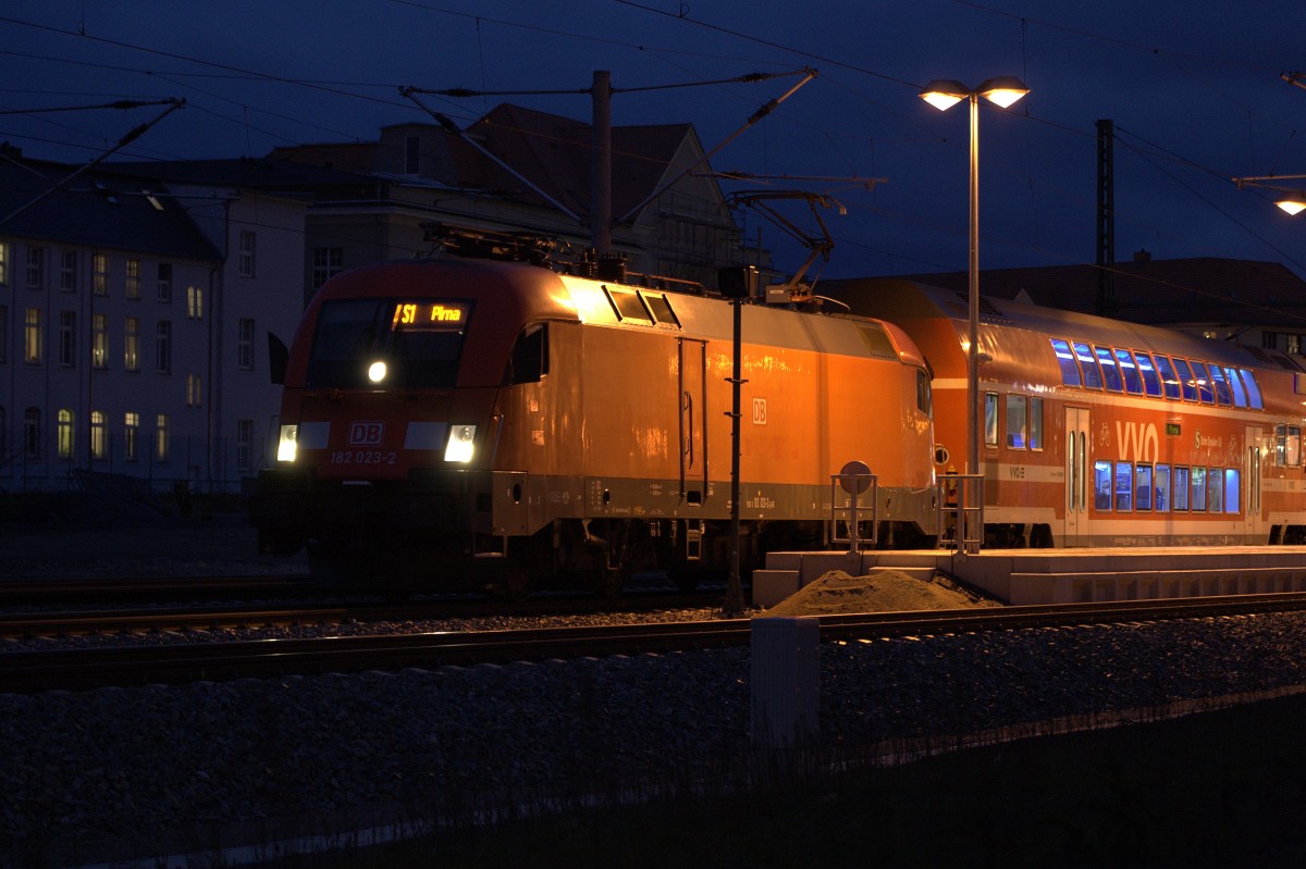 Ein Zug der Linie  S1 gezogen von  182 023 - 2 in Radebeul Ost. 16.03.2014 18.42 Uhr.