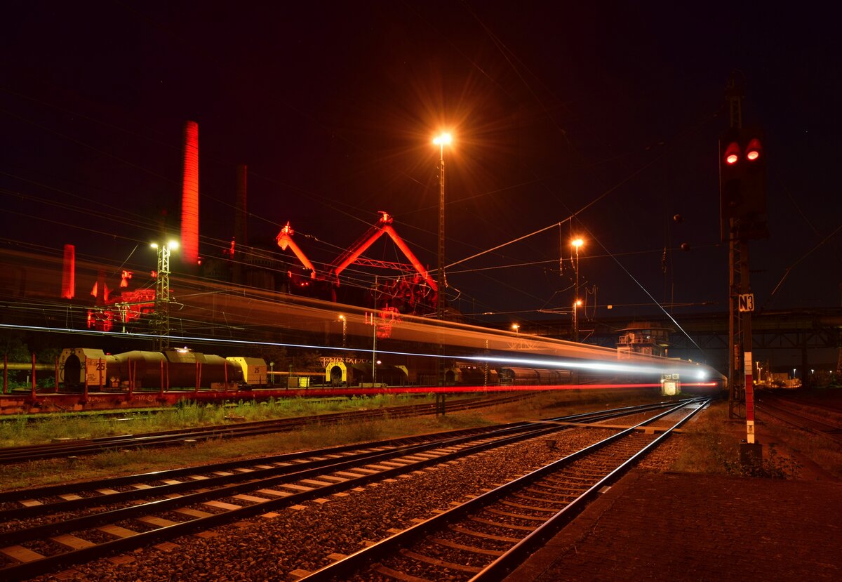 Eine 151er von Saarrail erreicht den Bahnhof Völklingen aus Richtung Dillingen. Im Hintergrund leuchtet in rot die Völklinger Hütte.

Völklingen 30.09.2023