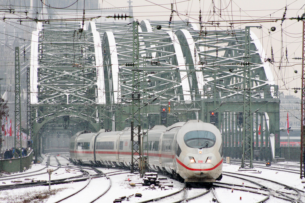 Eine 403er-Doppeltraktion im verschneiten Bahnhof Köln Messe / Deutz nebst Hohenzollernbrücke im Hintergrund.
Aufnahmedatum: 14.02.2010