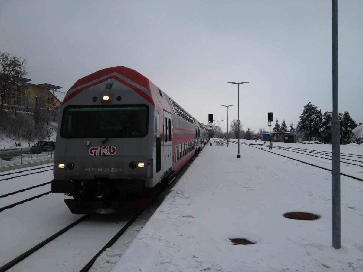 Eine 4er Dostogarnitur mit DH 1500.4 (hinten am Zug) am 04.02.2014 als R 8491 bei der Einfahrt in den Bahnhof Lieboch. Dieser Zug ist an Schultagen immer als 4er Garnitur und in den Ferien als 2er Garnitur unterwegs.