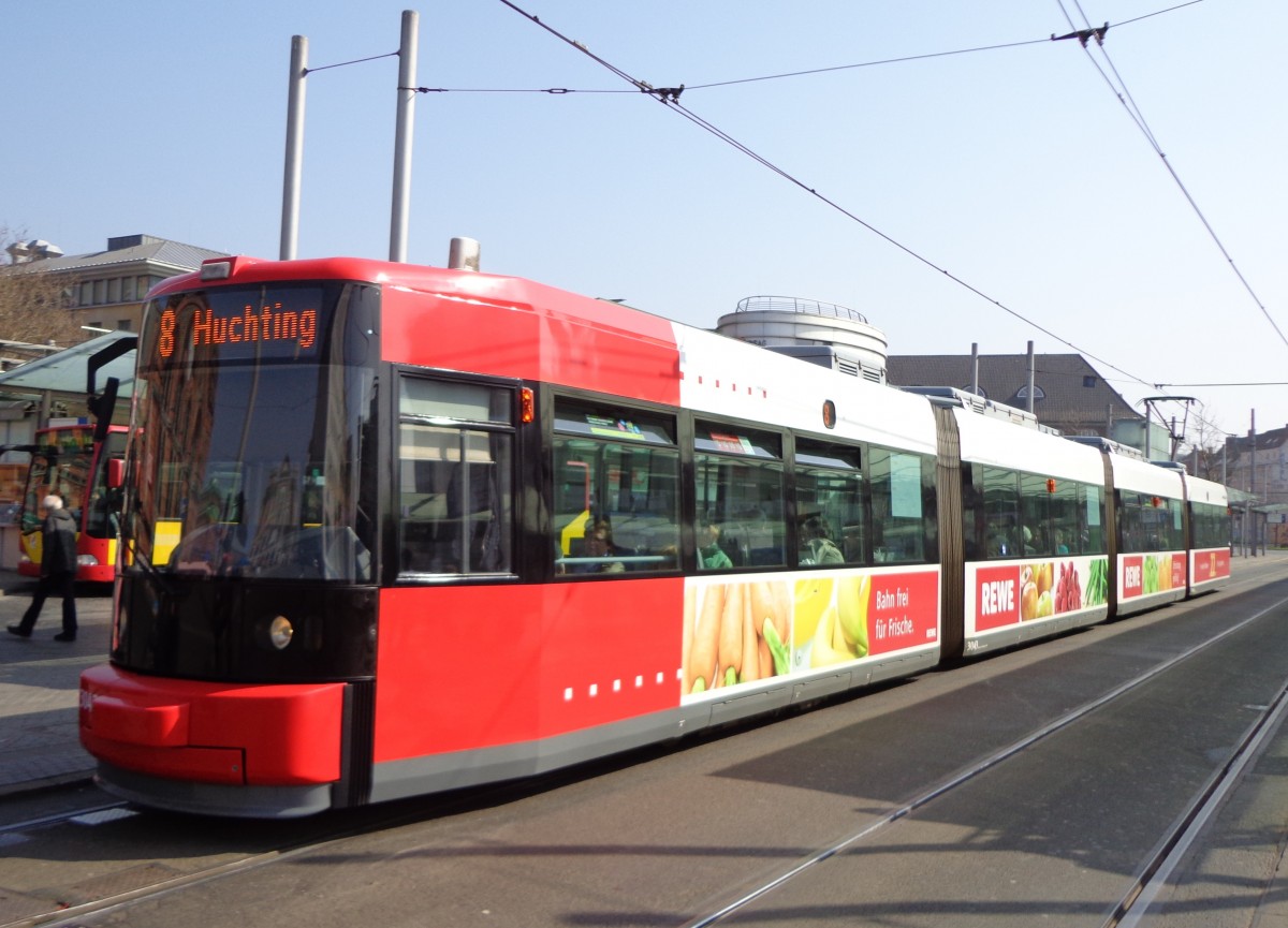 Eine Bahn des Typs GT8N als Linie 8 Huchting am Hauptbahnhof, 29.03.14