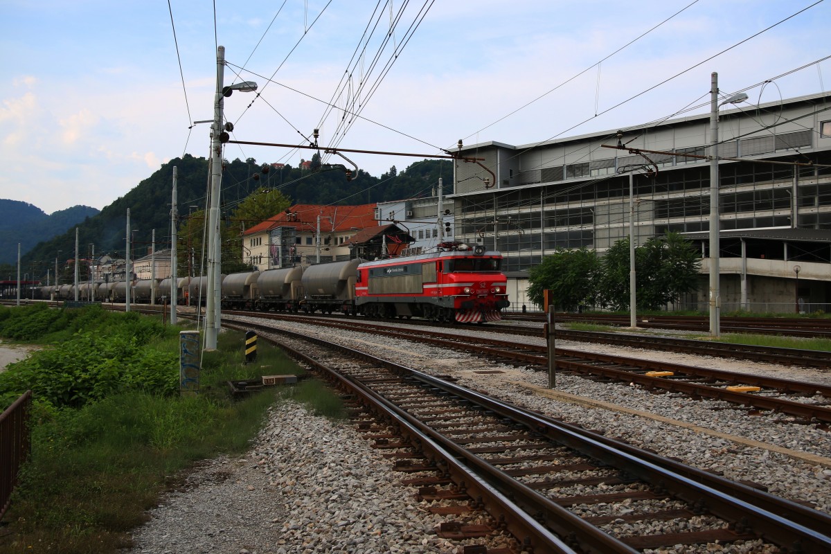 Eine  Brigitte  wie wir die Lokomotive der Reihe 363 scherzhaft umtauften zieht einen Ganz-zug vorbei am Stellwerk Celje. 15.August 2015 