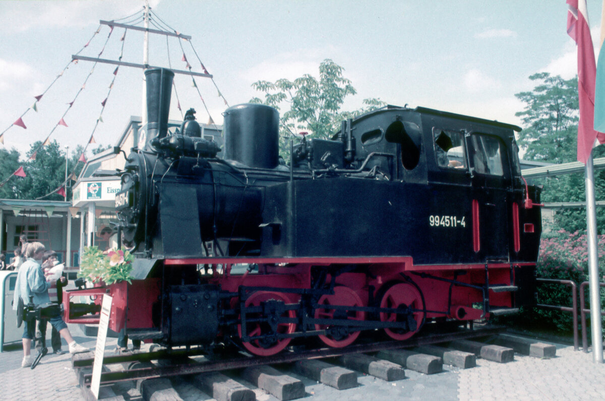 Eine Dampflok in einem Freizeitpark ist sicherlich ziemlich ungewöhnlich. Bei der 99 4511 war das aber so. Am 18.06.1983 entstand die Aufnahme im Hollidaypark in Haßloch.