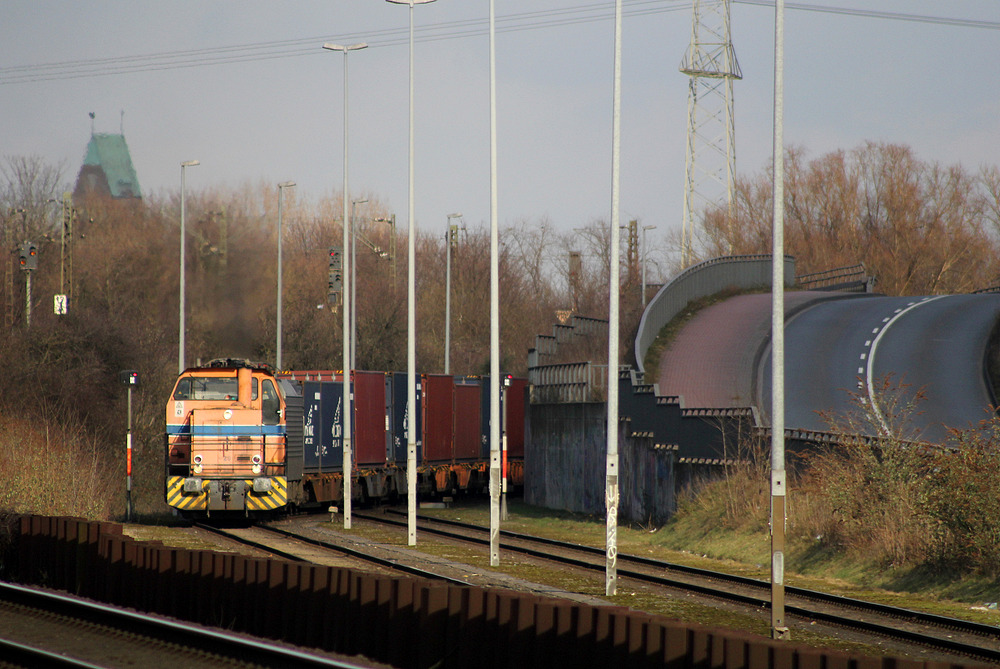 Eine Diesellok der Duisport Rail kommt mit einem Containerzug aus dem Logport I.
Aufgenommen am 17.02.2014 vom Haltepunkt Rheinhausen Ost.